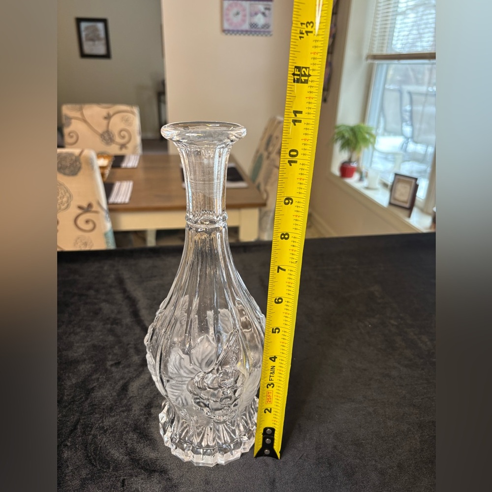 Vintage Cut Glass Decanter For Serving Wine and Spirits - Picture 4 of 4